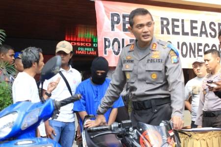 Kapolres Bojonegoro AKPB Ady Wibowo menunjukkan barang bukti. Foto:eky nur hadi/BANGSAONLINE