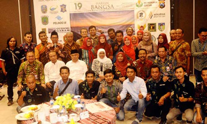 Gubernur Jatim Khofifah Indar Parawansa dan tim HARIAN BANGSA. foto: MAULANA/ BANGSAONLINE