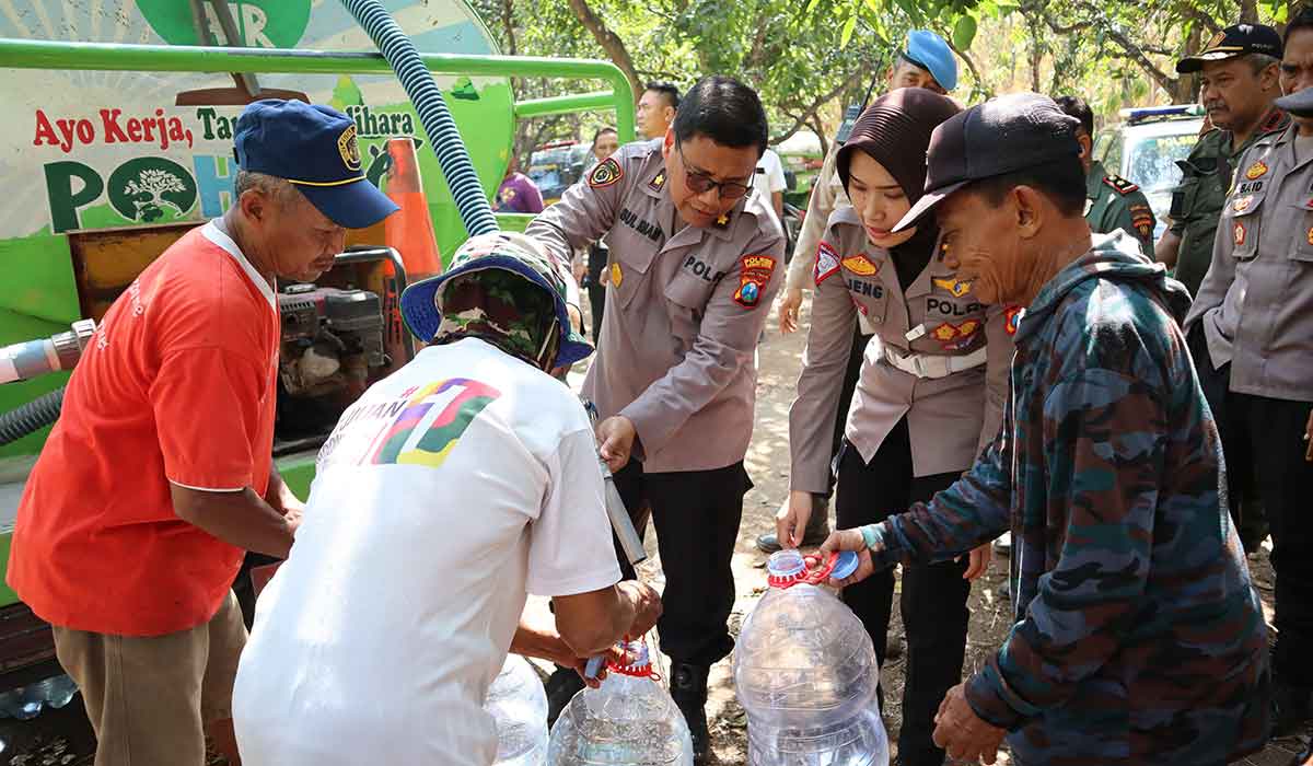Warga saat antre air bersih. Foto: Ist