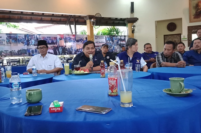 Dari kiri, KH. Hudri Fadol Joko Cahyono dan Ketua DPP NasDem Janed.