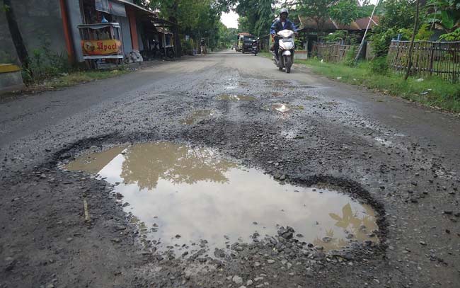 Jalan poros kecamatan yang diaspal cepat rusak, sehingga pemkab melakukan pembangunan dengan sistem cor beton. foto: eky nurhadi/ BANGSAONLINE