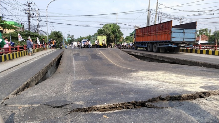 Kondisi Jembatan Ngaglik 1, Jl. Jaksa Agung Suprapto, Lamongan jalur poros nasional radius 300 meter Terminal Lamongan yang mengalami ambles sedalam 1 meter, Selasa (29/03/2022) siang.