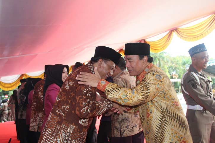 Bupati Sambari saat berhalalbihalal dengan mantan Sekda Moch Najib.