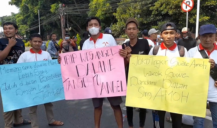 Beberapa warga Desa Manggis, Kecamatan Ngancar, saat berunjuk rasa di depan Kantor DPRD Kabupaten Kediri. Foto: Ist