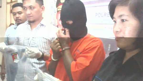 AKP Nunung Anggraeni, Kasubag Humas Polres Malang Kota, saat gelar rilis penipuan dan pencabulan. foto: iwan irawan/ BANGSAONLINE