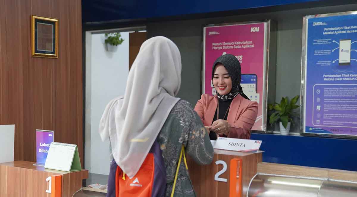 Salah satu penumpang kereta api saat membeli tiket.