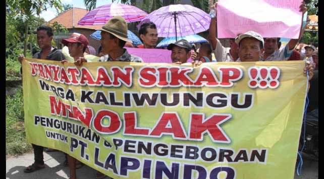 Puluhan warga membawa spanduk saat aksi unjuk rasa di lokasi sumur Tanggulangin 1 di desa Kedungbanteng, Sidoarjo, Jawa Timur, 11 Januari 2016. TEMPO/Aris Novia Hidayat