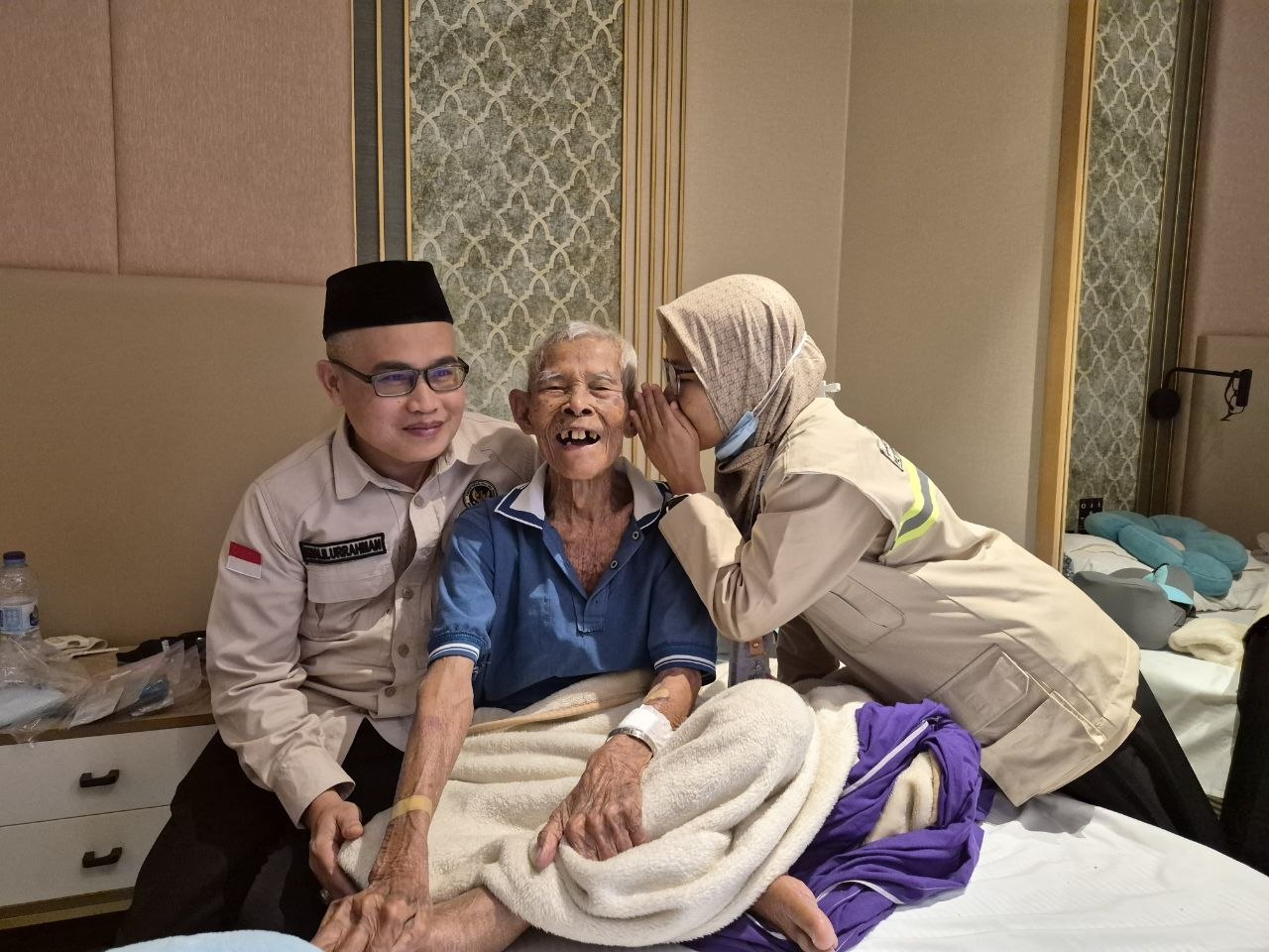Mbah Mardijiyono (tengah) terlihat bahagia saat dibesuk oleh Kadaker Madinah,Khalilurrahman
