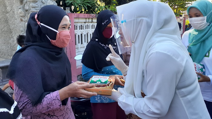 Dokter Ikfina saat menyapa warga.