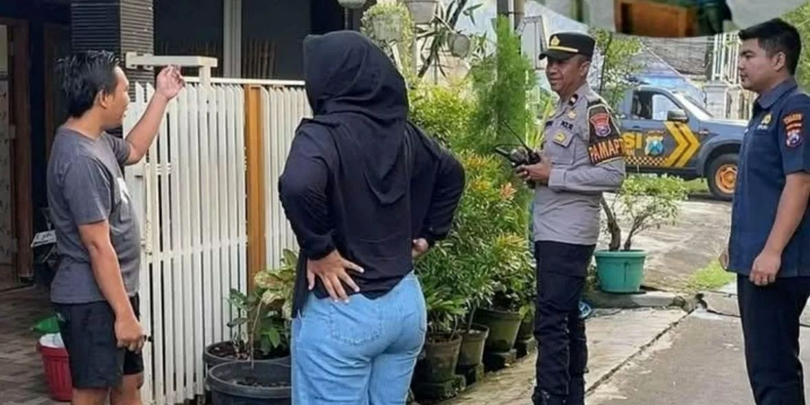 Anggota Polres Lamongan saat meminta keterangan di TKP rumah korban