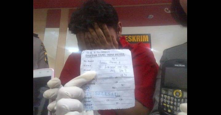 Tersangka diintrogasi Kasubag Humas. (Rusmiyanto/BangsaOnline)