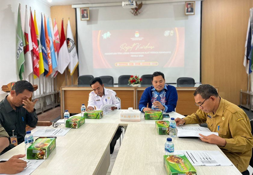 Makmun (dua dari kanan) saat menggelar rakor dengan stakeholder. 