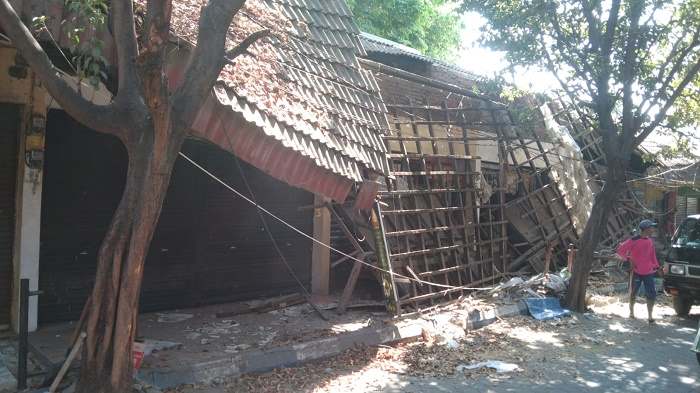 Kondisi tiga teras toko yang roboh di Pasar Kebonagung Kota Pasuruan. Foto: SUPARDI/ BANGSAONLINE