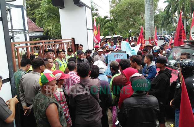 Tuntut penyelesaian kasus korupsi, puluhan massa demo Kejari Blitar. foto: AKINA/ BANGSAONLINE