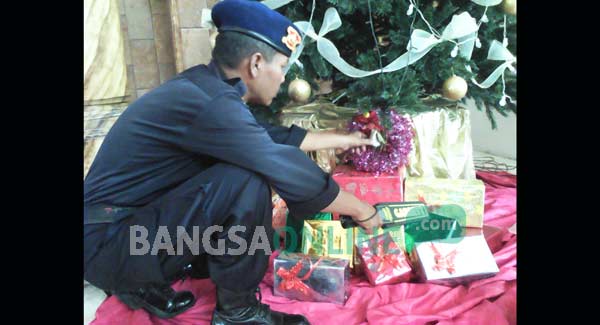 Petugas kepolisian dari Brimob kompi C saat menyisir gereja Getsemani Kota Kediri. foto: arif kurniawan/ BANGSAONLINE