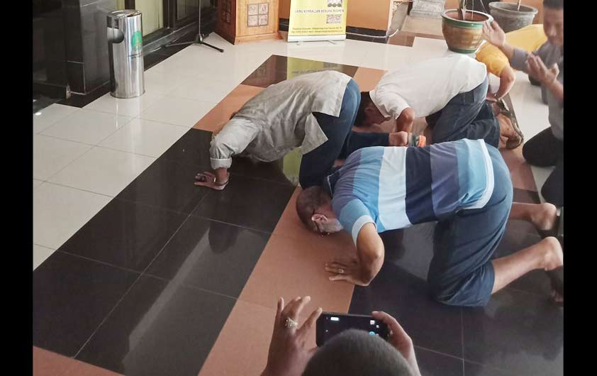 Sebagian warga yang sujud syukur di kantor Walikota Pasuruan.