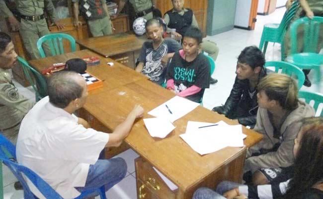 Petugas Satpol PP melakukan pemeriksaan terhadap lima anak punk yang terjaring razia.