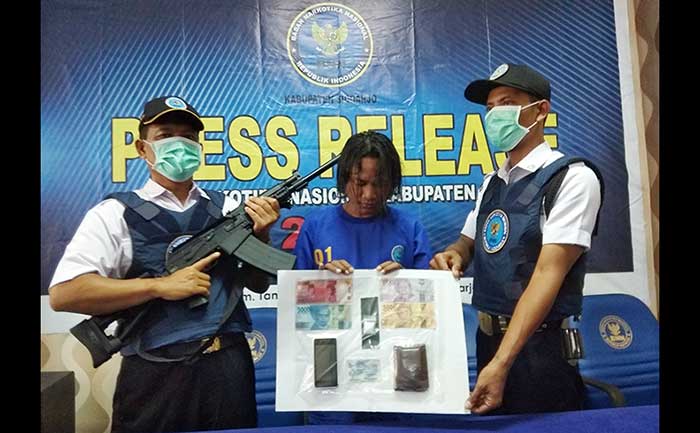 Pelaku saat diapit petugas BNNK Sidoarjo.