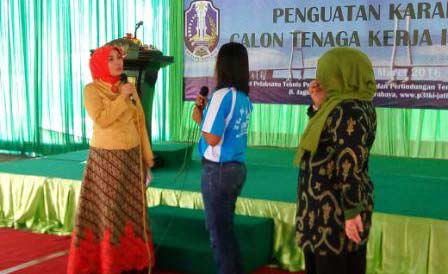 Istri Menteri Ketenagakerjaan, Marifah Hanif Dhakiri saat berdialog dengan salah satu calon TKI