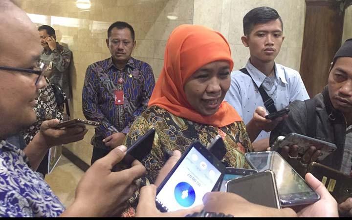 Gubernur Jatim, Khofifah Indar Parawansa saat menjawab pertanyaan wartawan. foto: DIDI ROSADI/ BANGSAONLINE