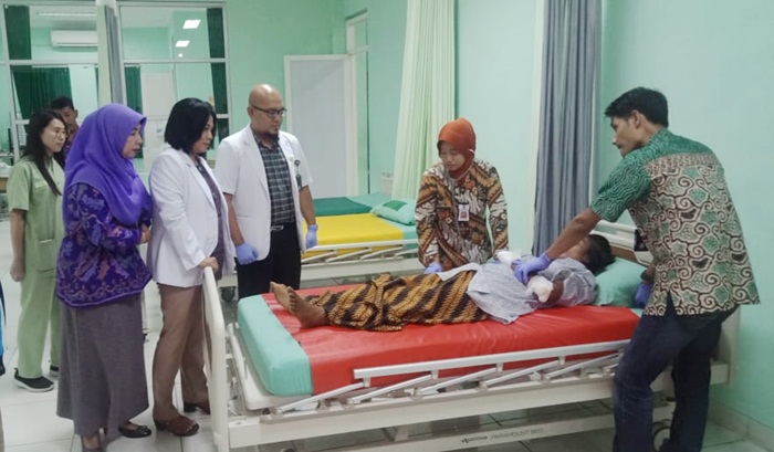 Wiji saat mendapat perawatan medis dari petugas rumah sakit.