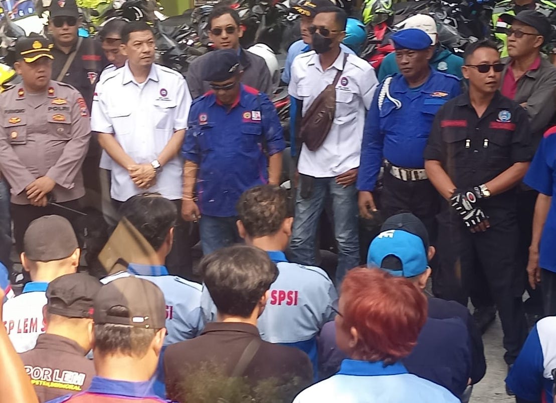 Pimpinan Konfederasi SPSI Kabupaten Mojokerto Suwandy Firdaus, saat akan memberangkatkan ribuan buruh