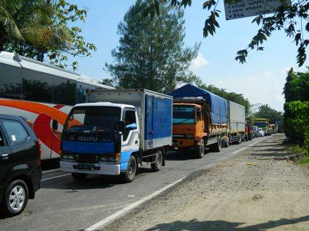 Jalur Ngawi-Sragen yang merupakan jalan nasional diperbaiki jelang Lebaran. 
Foto Zainal Abidin/ HARIAN BANGSA

