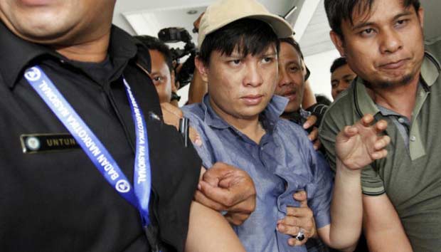 Bupati Ogan Ilir Ahmad Wazir Nofiandi (bertopi) saat digelandang ke kantor BNN Pusat, Cawang, Jakarta, Senin (14/3). foto merdeka.com