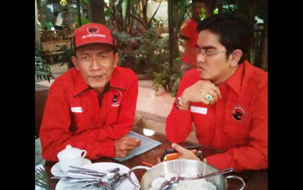 Nasyirul Falah dengan sekretaris DPC PDIP Lamongan, Saim, saat memberi keterangan tentang surat tugas untuk Cabup PDIP. (haris/BANGSAONLINE)