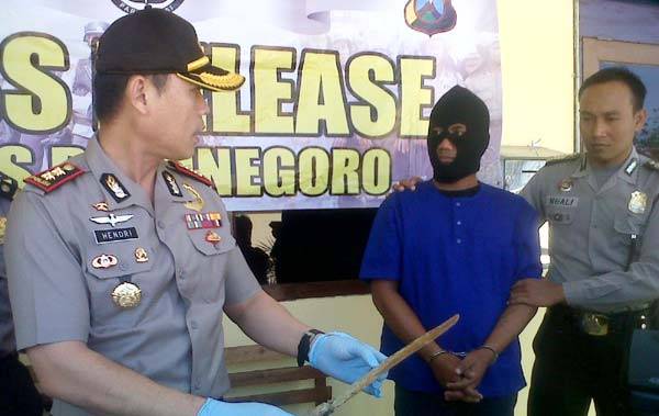 MENYESAL - Kapolres Bojonegoro, Hendri Fiuser saat menunjukan pedang berdarah milik Heriyanto, pelaku pembacokan terhadap kedua mertua dan adik iparnya. Foto: Eky Nurhadi/BANGSAONLINE
