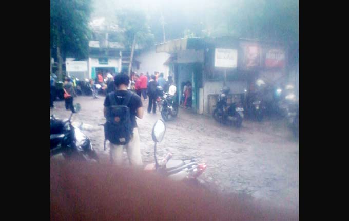 Proses evakuasi pendaki yang tersambar petir.