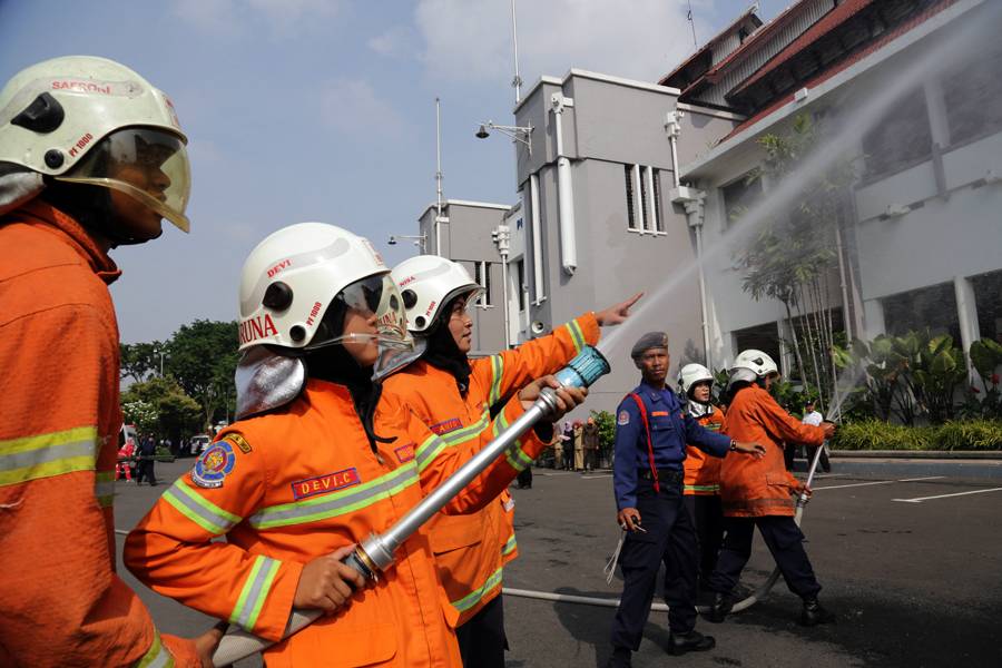 Relawan PMI saat simulasi pemadaman api di balai kota Surabaya. foto: harian bangsa