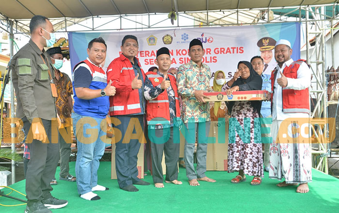 Hadiri Sedekah Bumi, Bupati Gresik Bagikan Kompor Gas Gratis di Dusun Cagak Cerme