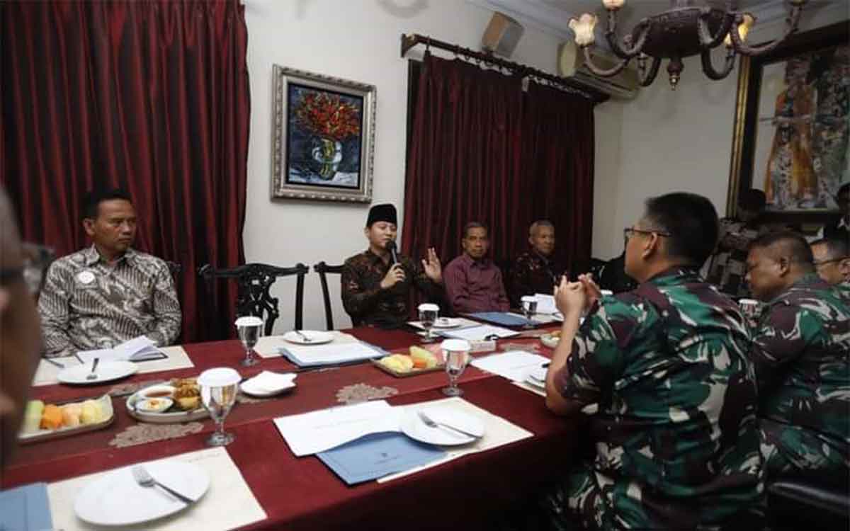 Bupati Trenggalek, Mochamad Nur Arifin, saat menghadiri agenda di Surabaya.