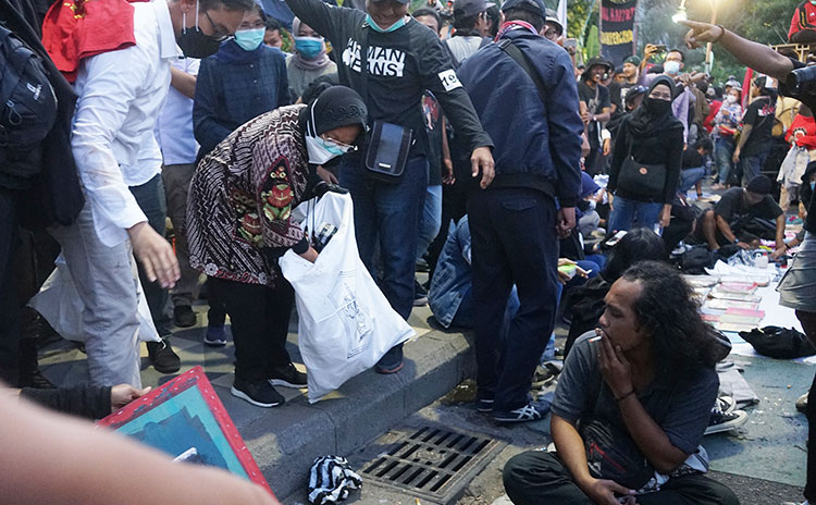 Wali Kota Risma punguti sampah-sampah di antara para pendemo.