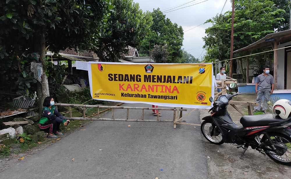 Salah satu akses jalan menuju Kelurahan Tawangsari ditutup oleh warga sebagai bentuk penerapan lockdown pasca merebaknya Covid-19 di kampung tersebut.