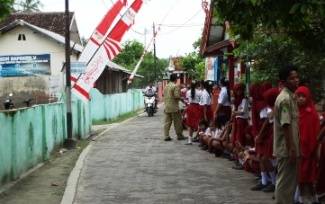 LIBUR - Ratusan siswa diliburkan dan dijejer untuk sambut Bupati Sumenep. (Faisal/BANGSAONLINE)