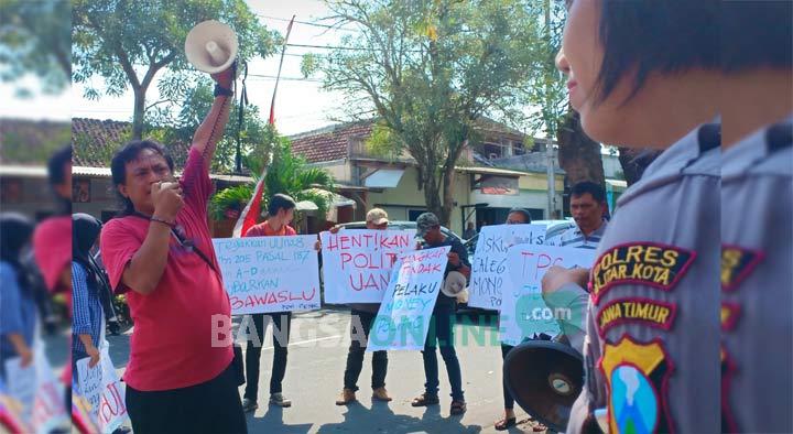 Aksi massa yang mengatasnamakan Forum Masyarakat Peduli Pemilu Bersih (For Peber) saat berunjukrasa di depan kantor Bawaslu. foto: AKINA/ BANGSAONLINE
