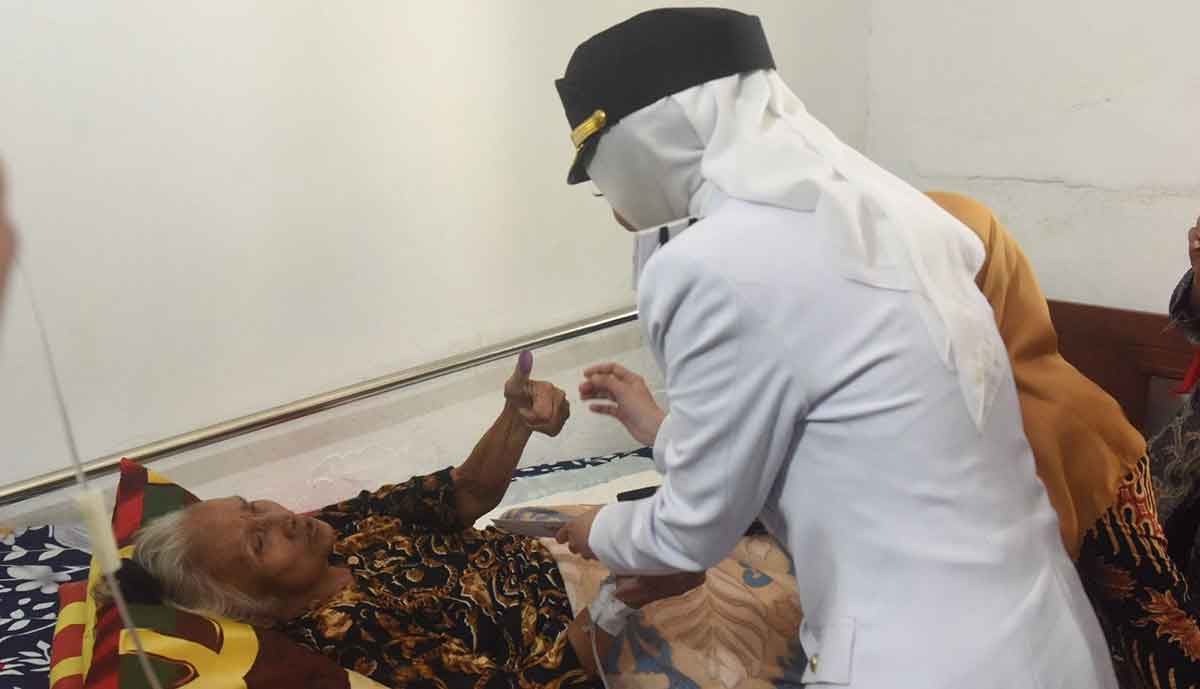 Wali Kota Kediri saat mengunjungi janda perintis kemerdekaan, Suprihatin (91) di Kelurahan Tosaren. Foto: Ist