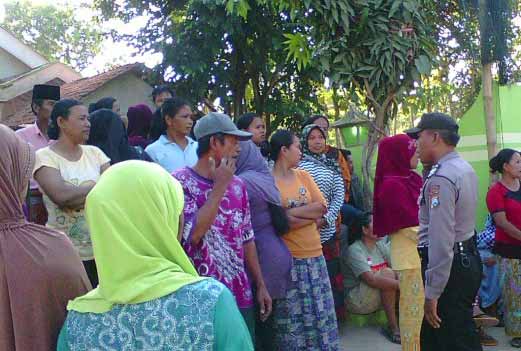 Demo wali murid siswa SDN Nyalabuh Daya II Pamekasan yang dibubarkan polisi karena mengganggu pelaksanaan ujian kenaikan kelas. (foto: rizal/BANGSAONLINE)