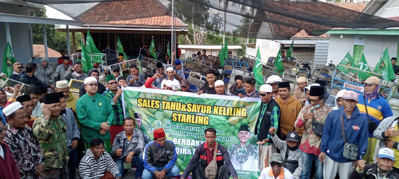 Ratusan pedagang sayur keliling saat mendatangi Pondok Pesantren Darul Tauhid untuk mendeklarasikan dukungan kepada RKH Baqir-Taufadi.