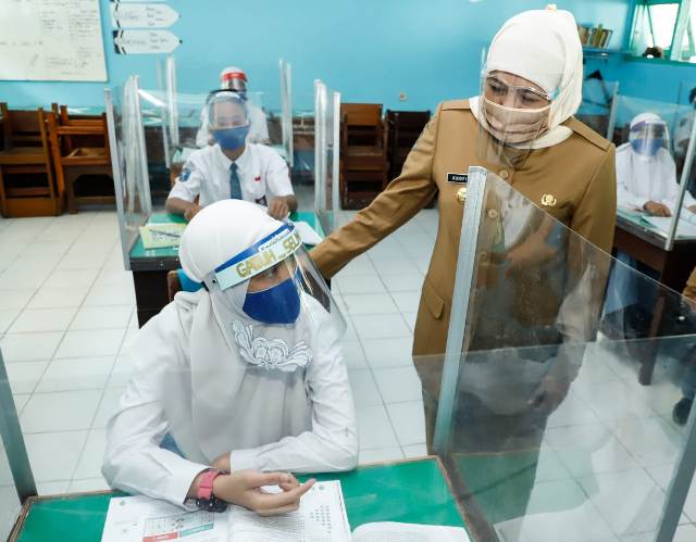 Gubernur Jawa Timur Khofifah Indar Parawansa saat meninjau uji coba belajar tatap muka siswa dan guru di salah satu sekolah di Nganjur, Senin (24/8/2020). foto: ist/ bangsaonline.com