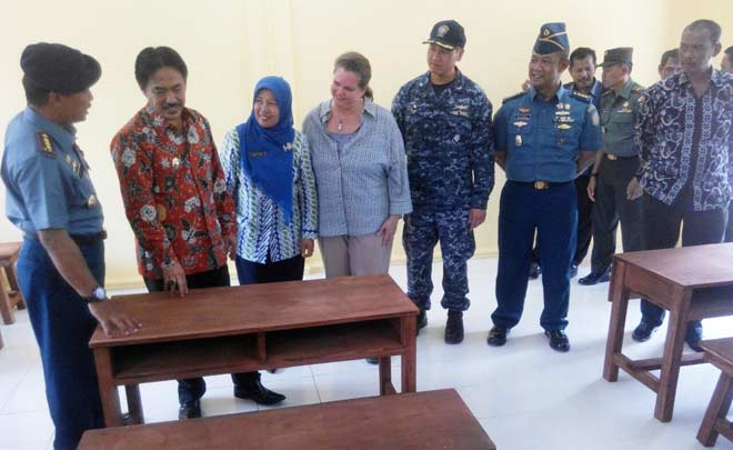Wabup Sidoarjo didampingi Dansatgas CARAT 2016 Kolonel Laut (P) Ariantyo Condrowibowo, Konsul AS Surabaya Heather Variava dan perwakilan U.S Navy melihat ruang kelas baru SDN Cemandi 406 Sedati saat peresmian, Sabtu (3/9). foto: MUSTAIN/ BANGSAONLINE