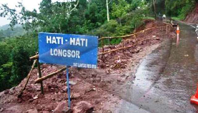 BELUM DIBERSIHKAN: Warga pengguna jalan penghubung Trawas-Pacet harus ekstra hati-hati jika dalam kondisi hujan. foto: gunadhi/ BANGSAONLINE
