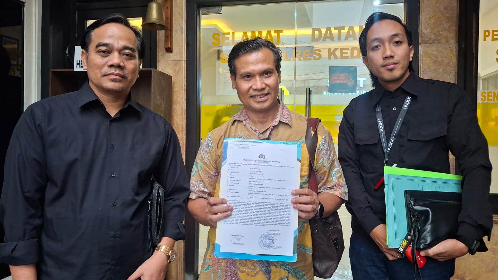 dr. Darwan (tengah) didampingi Penasehat Hukumnya Akson Nul Huda (kiri) dan Rekan, usai membuat laporan ke Polres Kediri. (Ist)