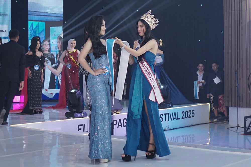 Mahasiswa ITS Komang Tris Astra Putri Adnyani saat menerima penyematan gelar sebagai Putri Kampus Persahabatan dan Putri Kampus Teknik di ajang Putri Kampus Indonesia 2025. (Ist)