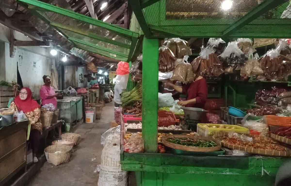 Suasana jual beli di Pasar Baru Kota Probolinggo.