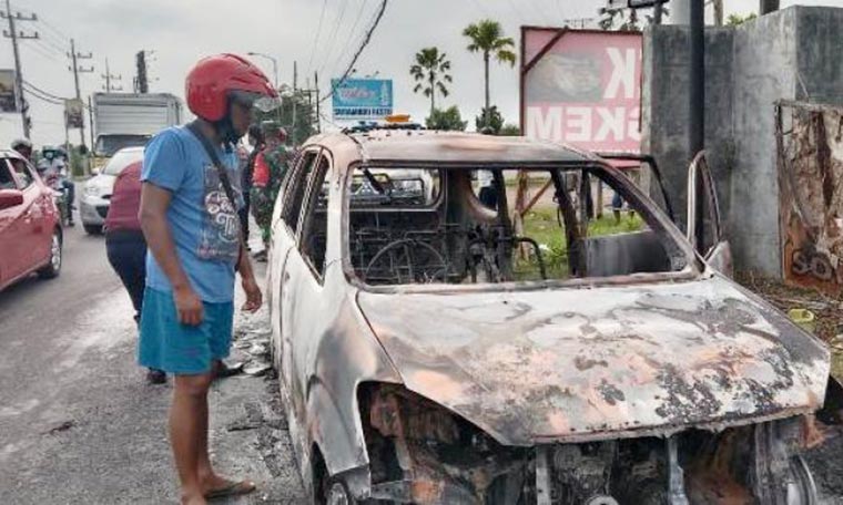 Kerangka mobil jenis Daihatsu Xenia Nopol L 1959 WK yang hangus terbakar di Jl. Raya Tangkel Desa Burneh, Kecamatan Burneh, Kabupaten Bangkalan, Senin (4/1/2021) sekitar pukul 07.00 WIB.