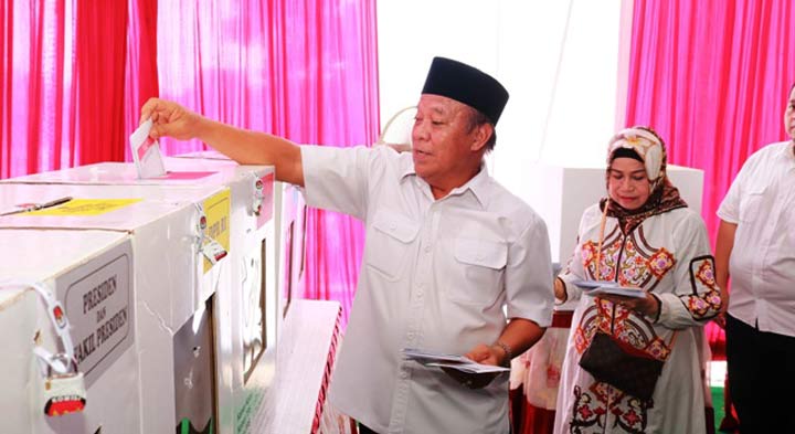 Bupati Lamongan Fadeli menggunakan hak suaranya di TPS 01 Kelurahan Tlogoanyar, sesuai tempat tinggalnya, Rabu (17/4). 