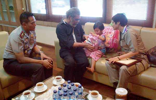 Ketua Komnas PAI, Aris Merdeka Sirait saat mengunjungi Alifa Zulfania (6), di Mapolres Gresik. foto: syuhud/BANGSAONLINE